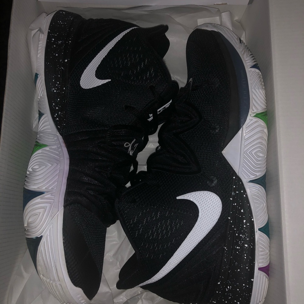 Nike Kyrie 5s BLACK MAGIC  Size 9.5